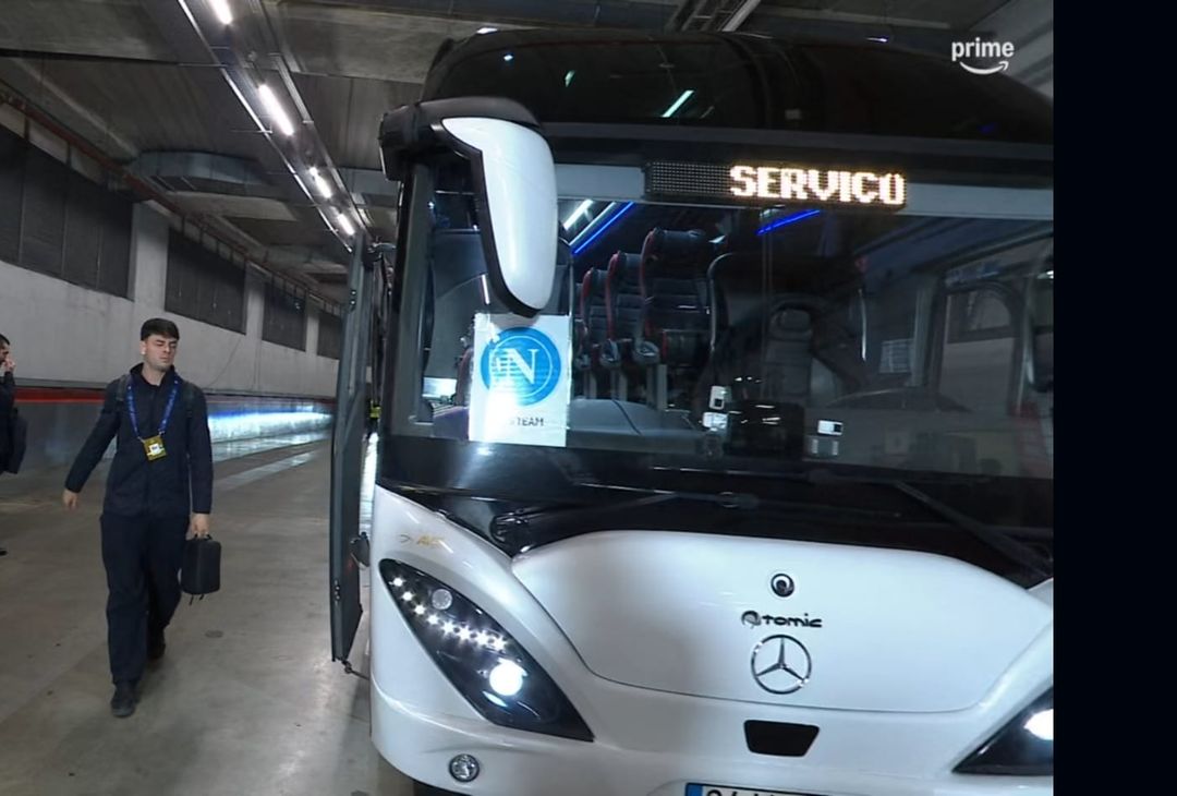 Gli azzurri sbarcano al Da Luz! L’arrivo e la ricognizione del Napoli – FOTOGALLERY - immagine 1