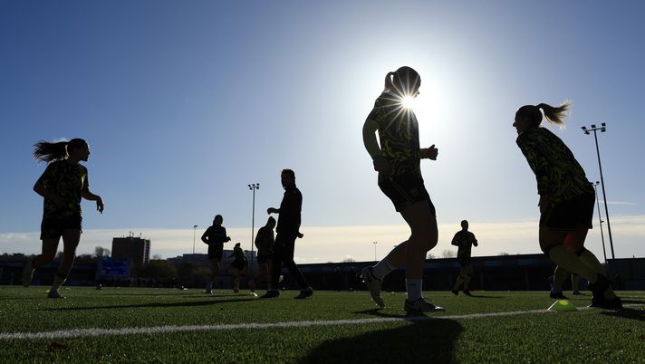 OXFORD, INGHILTERRA - 23 NOVEMBRE: Le giocatrici dell'Oxford United si riscaldano prima della partita del secondo turno dell'Adobe Women's FA Cup tra Oxford United e Luton Town al The MGroup Stadium il 23 novembre 2025 a Oxford, Inghilterra. (Foto di Leila Coker/Getty Images) antidoping campo sintetico