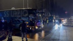 Torino-Lazio, i biancocelesti lasciano lo stadio e tornano a Roma – VIDEO