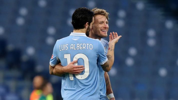 ROME, ITALY - JANUARY 06: Ciro Immobile of SS Lazio celebrates after scoring their team's second goal Luis Alberto of SS Lazio during the Serie A match between SS Lazio and ACF Fiorentina at Stadio Olimpico on January 06, 2021 in Rome, Italy. Sporting stadiums around Italy remain under strict restrictions due to the Coronavirus Pandemic as Government social distancing laws prohibit fans inside venues resulting in games being played behind closed doors. (Photo by Paolo Bruno/Getty Images) Immobile saluta Luis Alberto: “8 anni insieme, più di un compagno: avrò questo ricordo” - immagine 1