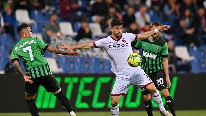 REGGIO NELL'EMILIA, ITALY - MAY 08: Riccardo Orsolini of Bologna FC controls the ball whilst under pressure from Matheus Henrique of US Sassuolo during the Serie A match between US Sassuolo and Bologna FC at Mapei Stadium - Citta' del Tricolore on May 08, 2023 in Reggio nell'Emilia, Italy. (Photo by Alessandro Sabattini/Getty Images) Carlino – Fenerbahce su Orsolini - immagine 1