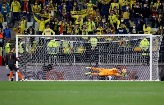 GDANSK, POLONIA- MAGGIO 26: L'errore decisivo di De Gea. (Foto di Kacper Pempel - Pool/Getty Images) Gol, rimonte e drammi: ecco le finali più epiche dell’Europa League- immagine 5