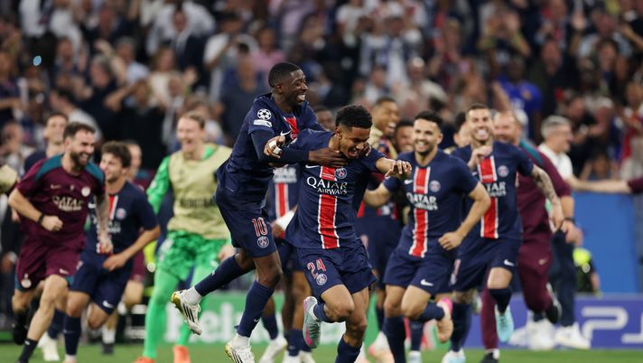 MUNICH, GERMANY - MAY 31: Senny Mayulu of Paris Saint-Germain celebrates scoring his team's fifth goal with teammate Ousmane Dembele during the UEFA Champions League Final 2025 between Paris Saint-Germain and FC Internazionale Milano at Munich Football Arena on May 31, 2025 in Munich, Germany. (Photo by Lars Baron/Getty Images) Psg Botafogo dove vedere