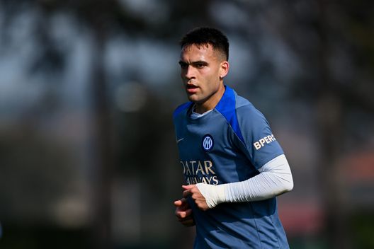 COMO, ITALY - FEBRUARY 26: Lautaro Martinez si allena al centro sportivo di Appiano Gentile (Photo by Mattia Pistoia - Inter/Inter via Getty Images) Inter-Barcellona ultimo atto, la Scala del calcio regala sogni: il pronostico di DDD- immagine 3