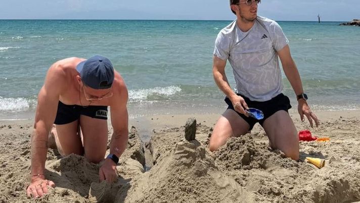 FOTO – Gosens si gode il mare con una colonna dell’Atalanta: lo scatto FOTO – Gosens si gode il mare con una colonna dell’Atalanta: lo scatto - immagine 1