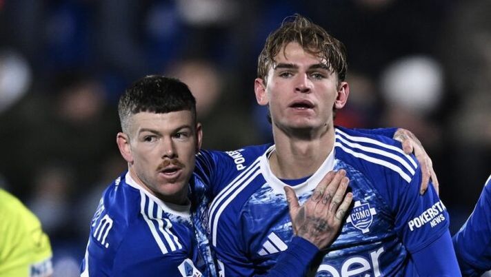 COMO, ITALY - NOVEMBER 28: Nico Paz of Como, Anastasios Douvikas of Como and Alberto Moreno of Como looks during the Serie A match between Como 1907 and US Sassuolo Calcio at Giuseppe Sinigaglia Stadium on November 28, 2025 in Como, Italy. (Photo by Image Photo Agency/Getty Images) Moreno: “Nico Paz può essere un top mondiale! Vederlo tutti i giorni è incredibile, per il suo assist…” - immagine 1