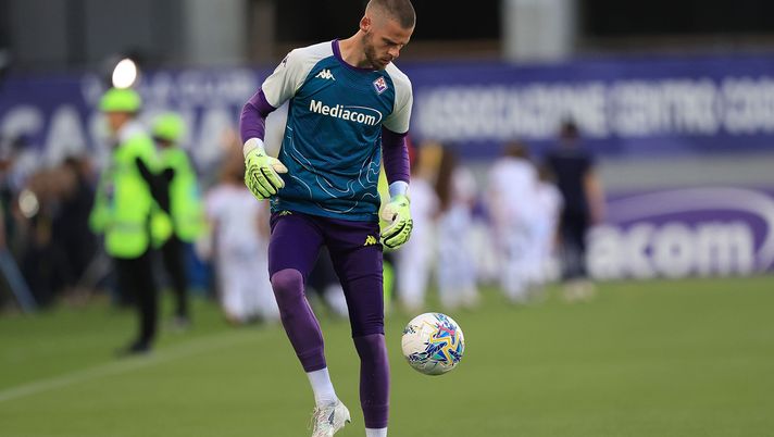 FLORENCE, ITALY - MAY 22: David de Gea goalkeeper of ACF Fiorentina in action during warm-up prior to the Serie A match between ACF Fiorentina and Atalanta BC at Artemio Franchi on May 22, 2026 in Florence, Italy. (Photo by Gabriele Maltinti/Getty Images) Baldini: “Il problema non è l’ingaggio di De Gea. Dodò non fa la differenza” - immagine 1