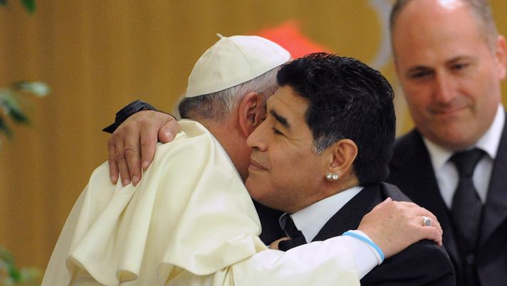 Maradona e Papa Francesco si incontrarono a Roma nel 2014 per il match internazionale per la pace