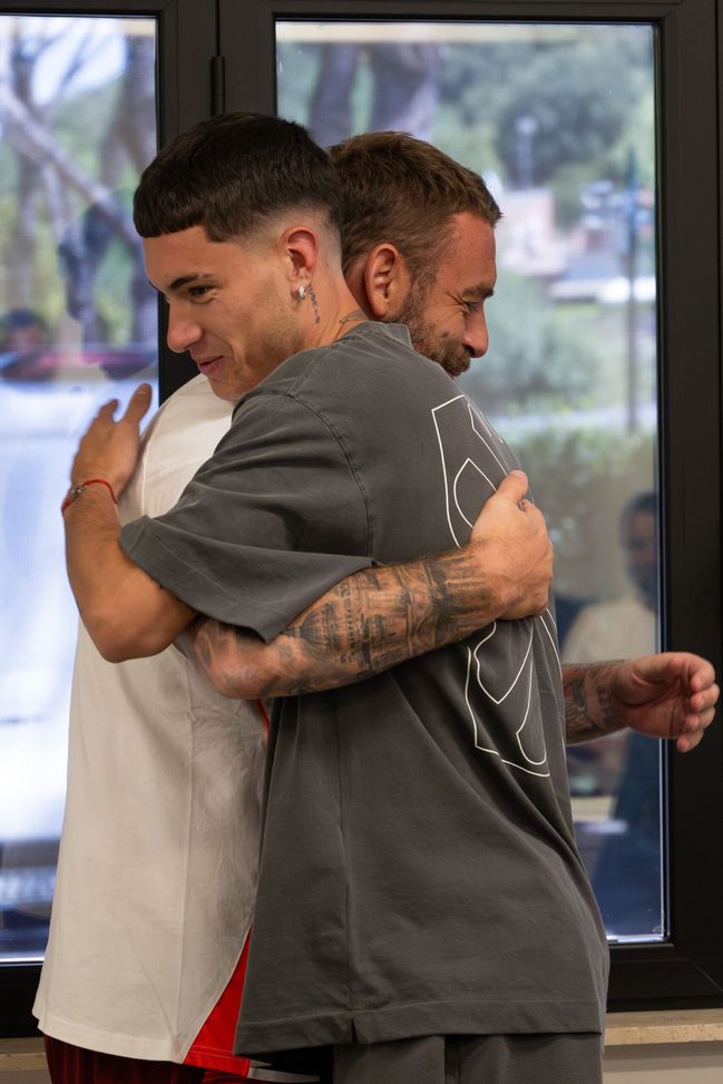 Roma, il primo giorno in giallorosso di Soulé: l’abbraccio con Dybala e DDR – VIDEO- immagine 2