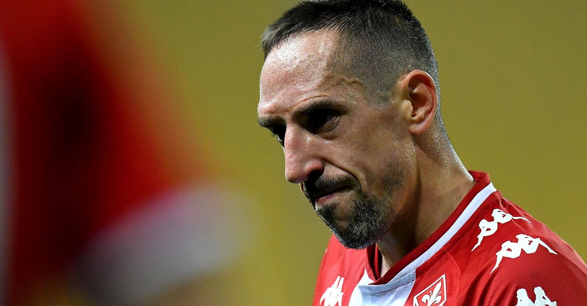 Ribery, che figuraccia! Simula per un rigore in una partita di beneficenza