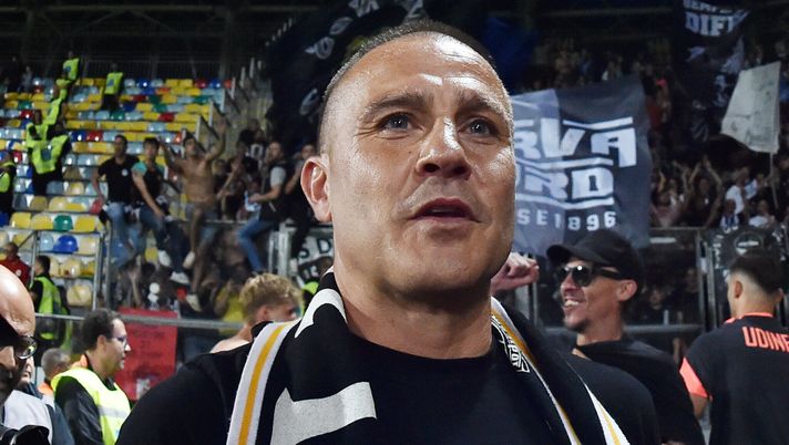 FROSINONE, ITALY - MAY 26: Fabio Cannavaro head coach of Udinese Calcio celebrates the victory thanks to which Udinese Calcio remains in Seria A after the Serie A TIM match between Frosinone Calcio and Udinese Calcio at Stadio Benito Stirpe on May 26, 2024 in Frosinone, Italy. (Photo by Giuseppe Bellini/Getty Images) Cannavaro: “Tanti punti ed Europa. Non mi aspettavo le dimissioni di Palladino” - immagine 1