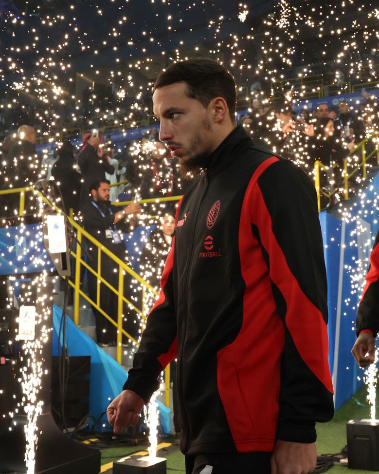 RIYADH, SAUDI ARABIA - JANUARY 03: Ismael Bennacer of AC Milan looks on prior to the Italian Super Cup Semi-Final match between AC Milan and Juventus at Al Awwal Park on January 03, 2025 in Riyadh, Saudi Arabia. (Photo by Claudio Villa/AC Milan via Getty Images) Lo strano caso di Bennacer: da giocatore importante a separato in casa- immagine 5