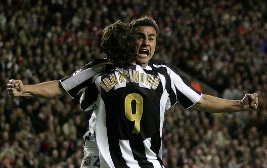 LIVERPOOL, REGNO UNITO - 5 APRILE: Fabio Cannavaro della Juventus riceve le congratulazioni del compagno di squadra Zlatan Ibrahimovic. (Foto di Michael Steele/Getty Images) Addio a Franzo Grande Stevens, ex presidente e simbolo della Juventus- immagine 2