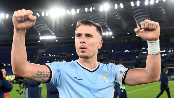 ROME, ITALY - DECEMBER 05: Patric of SS Lazio celebrates a victory after the Italy Frecciarossa Cup match between SS Lazio v Napoli at Stadio Olimpico in Rome on December 05, 2024 in Rome, Italy. (Photo by Marco Rosi - SS Lazio/Getty Images) Lazio, Sarri scopre una risorsa in più in difesa. Ballottaggio con Patric. Nome nuovo per gennaio - immagine 1