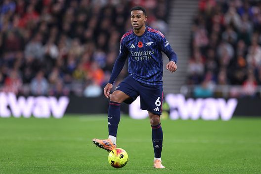SUNDERLAND, INGHILTERRA - 8 NOVEMBRE: Gabriel dell'Arsenal durante la partita di Premier League tra Sunderland e Arsenal allo Stadium of Light, l'8 novembre 2025 a Sunderland, Inghilterra. (Foto di Alex Livesey/Getty Images) Arsenal-Tottenham, la sfida non è finita: Gabriel risponde a Richarlison sui social- immagine 2