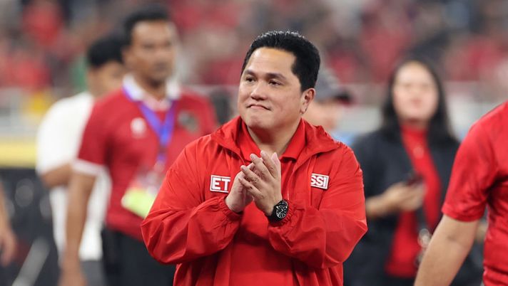 JAKARTA, INDONESIA - JUNE 11: Erick Thohir, Chairman of Football Association of Indonesia acknowledge fans after the FIFA World Cup Asian second qualifier Group F match between Indonesia and Philippines at Gelora Bung Karno Stadium on June 11, 2024 in Jakarta, Indonesia. (Photo by Robertus Pudyanto/Getty Images)  Thohir: “Reijnders è molto indonesiano, ma ormai fa parte dell’Olanda” - immagine 1