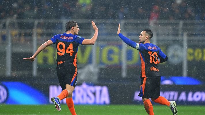 MILAN, ITALY - JANUARY 23: Lautaro Martinez of FC Internazionale celebrates with Pio Esposit after scoring the goal during the Serie A match between FC Internazionale and Pisa SC at Giuseppe Meazza Stadium on January 23, 2026 in Milan, Italy. (Photo by Mattia Pistoia - Inter/Inter via Getty Images) Inter-Pisa, prima fuga Scudetto: sei gol, sei punti di vantaggio ma due problemi da risolvere - immagine 1