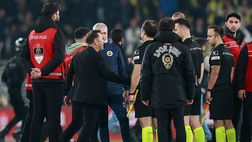 Fenerbahce-Galatasaray, Mourinho perde la testa: polizia in campo. Cosa è successo