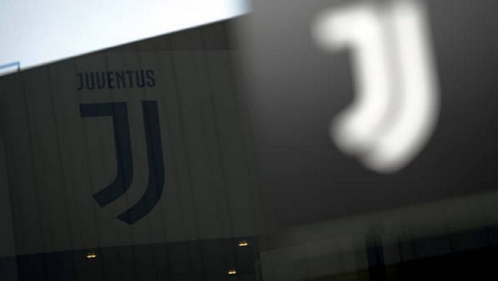 Il volo non parte: i giocatori della Juve Next Gen dormono per terra in aeroporto Il volo non parte: i giocatori della Juve Next Gen dormono per terra in aeroporto - immagine 1