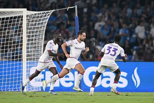 NAPLES, ITALY - OCTOBER 08: Giacomo Bonaventura of ACF Fiorentina celebrates after scoring their second side goal during the Serie A TIM match between SSC Napoli and ACF Fiorentina at Stadio Diego Armando Maradona on October 08, 2023 in Naples, Italy. (Photo by Francesco Pecoraro/Getty Images) Bongiorni: “Così ho scoperto Bonaventura. Era un po’ esile, ma che tecnica!”- immagine 2