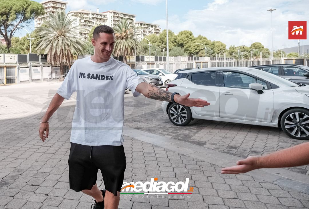 FOTO Palermo, Saric e Vido scattano selfie con i tifosi al Renzo Barbera (GALLERY) - immagine 10