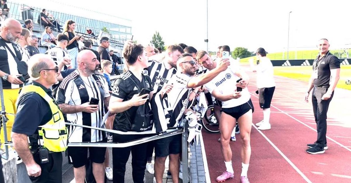 Juventus, Vlahovic via? I tifosi gli chiedono di restare | VIDEO Juventus, Vlahovic via? I tifosi gli chiedono di restare | VIDEO