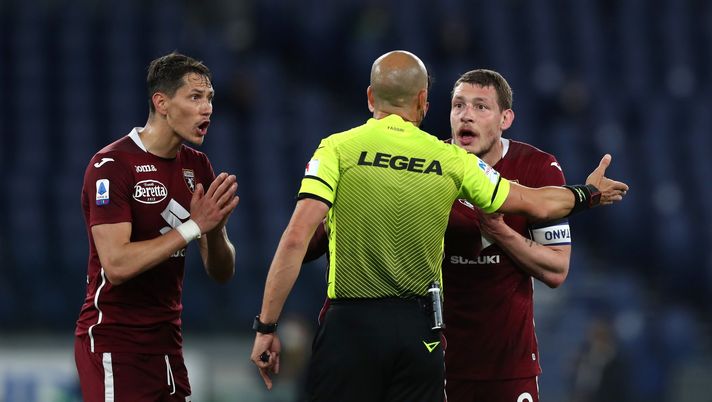 ROME, ITALY - MAY 18: Sasa Lukic and Andrea Belotti of Torino FC argue with Match Referee Michael Fabbri as they award a penalty during the Serie A match between SS Lazio and Torino FC at Stadio Olimpico on May 18, 2021 in Rome, Italy. Sporting stadiums around Italy remain under strict restrictions due to the Coronavirus Pandemic as Government social distancing laws prohibit fans inside venues resulting in games being played behind closed doors. (Photo by Paolo Bruno/Getty Images) La moviola di Lazio-Torino 0-0: Fabbri in confusione concede il rigore meno evidente - immagine 1
