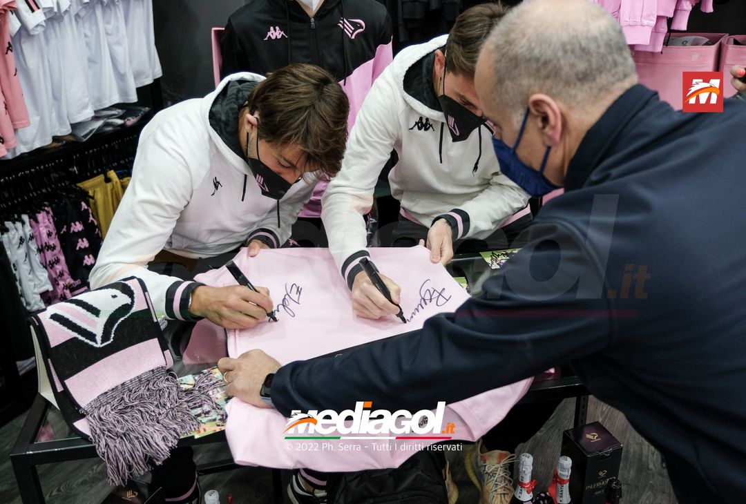 FOTO Palermo: Brunori e Soleri incontrano i tifosi allo Store Ufficiale. La gallery - immagine 41