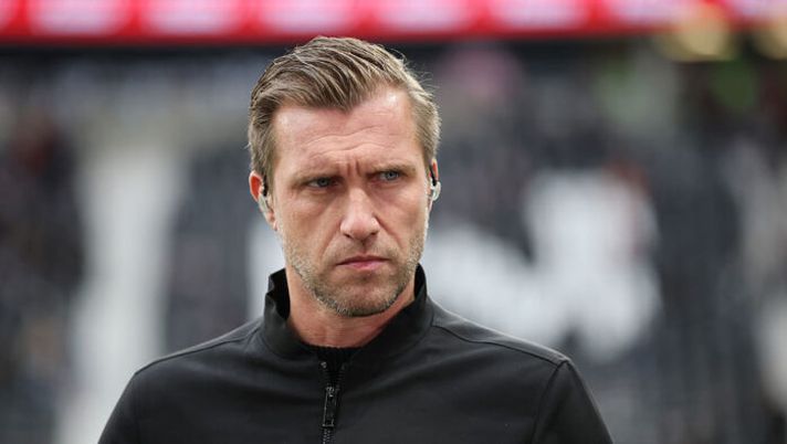 FRANKFURT AM MAIN, GERMANY - OCTOBER 25: Markus Kroesche, head of Sport Eintracht Frankfurt, looks on prior to the Bundesliga match between Eintracht Frankfurt and FC St. Pauli at Deutsche Bank Park on October 25, 2025 in Frankfurt am Main, Germany. (Photo by Alex Grimm/Getty Images) Presidente Eintracht: “Nessun segnale per Krösche al Milan”. Ecco il motivo della tensione - immagine 1