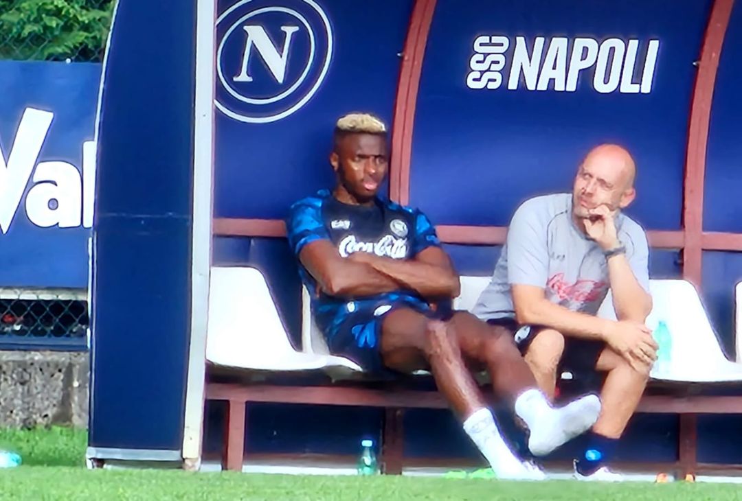 Anche oggi allenamento personalizzato per l'attaccante del Napoli Victor Osimhen, il quale non ha preso parte alla partitella di fine seduta, assistendo al match dalla panchina azzurra.