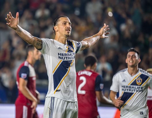 Zlatan Ibrahimovic, numero 9 dei Los Angeles Galaxy, festeggia il secondo gol durante la partita MLS dei Los Angeles Galaxy contro l'FC Dallas al Dignity Health Sports Park il 14 agosto 2019 a Carson, California. I Galaxy hanno sconfitto l'FC Dallas per 2-0 Los Angeles: le stelle europee che brillano in California- immagine 5