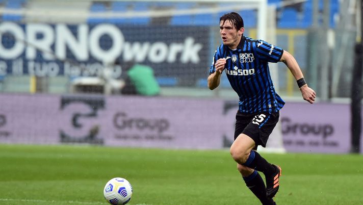 BERGAMO, ITALY - APRIL 18: Marten de Roon of Atalanta BC in action during the Serie A match between Atalanta BC and Juventus at Gewiss Stadium on April 18, 2021 in Bergamo, Italy. Sporting stadiums around Italy remain under strict restrictions due to the Coronavirus Pandemic as Government social distancing laws prohibit fans inside venues resulting in games being played behind closed doors. (Photo by Pier Marco Tacca/Getty Images) Atalanta, dubbi a centrocampo: Gasperini dovrà scegliere il sostituto di Freuler - immagine 1