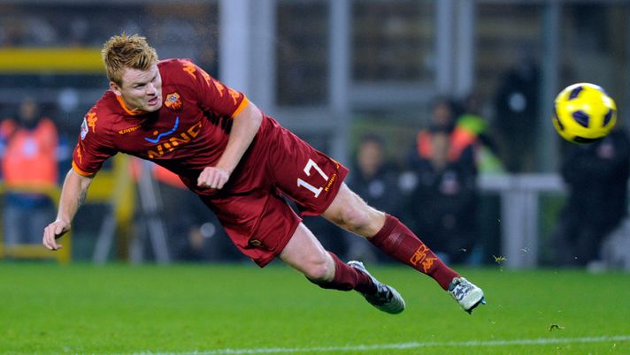 TURIN, ITALY - NOVEMBER 13: John Arne Riise of AS Roma in action during the Serie A match between Juventus and Roma at Olimpico Stadium on November 13, 2010 in Turin, Italy. (Photo by Claudio Villa/Getty Images) Riise corre 24 ore sul tapis roulant per un evento benefico: “Orgoglioso” – VIDEO - immagine 1