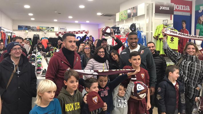 Berenguer e Bremer al Joma Store: tanto calore ed entusiasmo dei tifosi Berenguer e Bremer al Joma Store: tanto calore ed entusiasmo dei tifosi - immagine 1