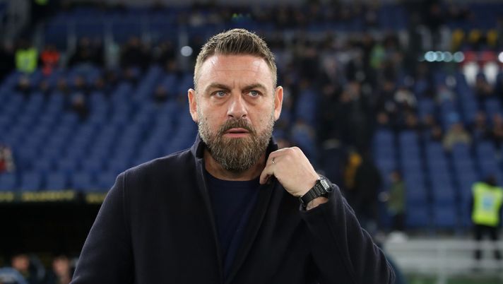 ROME, ITALY - JANUARY 30: Genoa CFC head coach Daniele De Rossi looks on during the Serie A match between SS Lazio and Genoa CFC at Stadio Olimpico on January 30, 2026 in Rome, Italy. (Photo by Paolo Bruno/Getty Images) De Rossi e il ritorno alla Roma: “Magari giocherò di nuovo un derby seduto all’Olimpico” - immagine 1