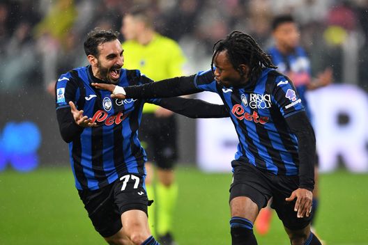Ademola Lookman dell'Atalanta festeggia il quarto gol della sua squadra con Davide Zappacosta durante la partita di Serie A tra Juventus e Atalanta all'Allianz Stadium il 9 marzo 2025 a Torino, Italia. (Foto di Valerio Pennicino/Getty Images) Calciomercato, tutte le news del 31 luglio 2025- immagine 2