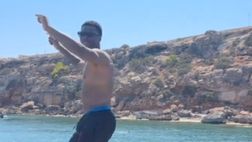 VIDEO / Relax per Dumfries: l’olandese si diverte ballando in barca
