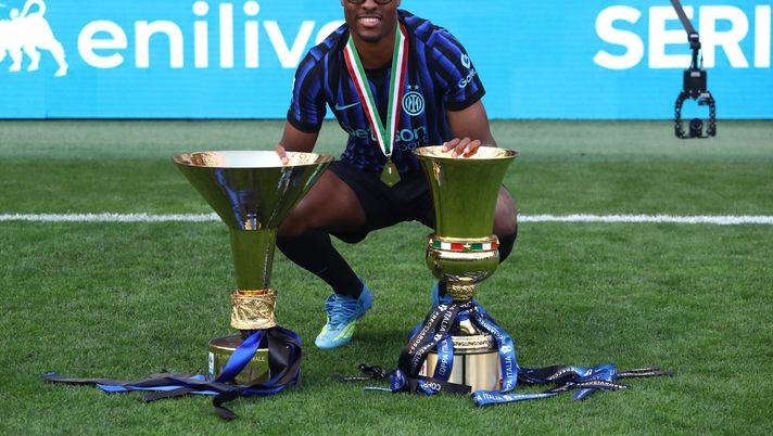 MILAN, ITALY - MAY 17: Denzel Dumfries of FC Internazionale Milano poses for a photo with the Coppa Campioni d'Italia and Coppa Italia trophies following the Serie A match between FC Internazionale and Hellas Verona FC at Giuseppe Meazza Stadium on May 17, 2026 in Milan, Italy. (Photo by Marco Luzzani/Getty Images) Dumfries saluta l’Inter: “Vissuti 5 anni incredibili! Questo non è un addio” - immagine 1