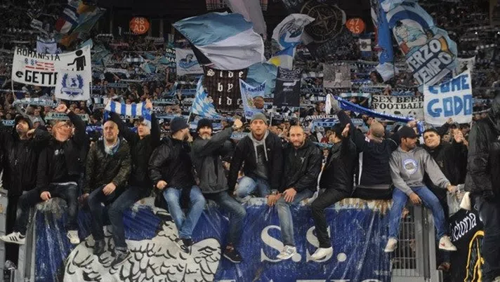 FOTO Gli ultras attaccano società e squadra: manifesti appesi per tutta Napoli - immagine 1