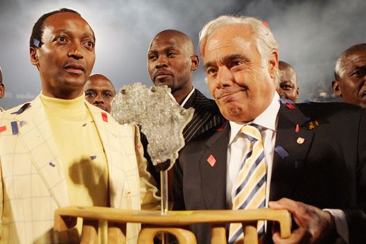 PRETORIA, SUDAFRICA - 20 GIUGNO: L'imprenditore minerario Patrice Motsepe (a sinistra) e Albert Perrin dopo la partita di calcio della PSL tra il Sundowns e l'FC Barcelona allo stadio Loftus Versfeld il 20 giugno 2007 a Pretoria, Sudafrica. (Foto di Lefty Shivambu/Gallo Images/Getty Images) Il presidente della CAF risponde alle accuse di corruzione del Senegal: “Accogliamo con favore l’indagine”- immagine 2