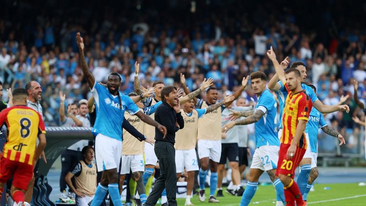 NAPLES, ITALY - OCTOBER 26: Antonio Conte head coach of Napoli and Napoli's bench protest during the Serie A match between Napoli and Lecce at Stadio Diego Armando Maradona on October 26, 2024 in Naples, Italy. (Photo by Francesco Pecoraro/Getty Images) napoli