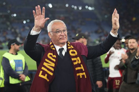 ROMA, ITALIA - MAGGIO 18: Claudio Ranieri, allenatore della Roma mentre riceve l'omaggio della sua gente. (Foto di Paolo Bruno/Getty Images) L’addio di Ranieri, l’orgoglio della Roma e il tracollo del Milan- immagine 2