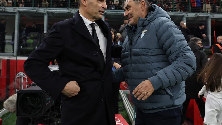 MILAN, ITALY - NOVEMBER 29: Head coach of AC Milan Massimiliano Allegri shakes hands with head coach of SS Lazio Maurizio Sarri before the Serie A match between AC Milan and SS Lazio at Giuseppe Meazza Stadium on November 29, 2025 in Milan, Italy. (Photo by Claudio Villa/AC Milan via Getty Images) Allegri carica il Milan: “Domani partita lunga. Pulisic a disposizione, Fofana verso il recupero” - immagine 1