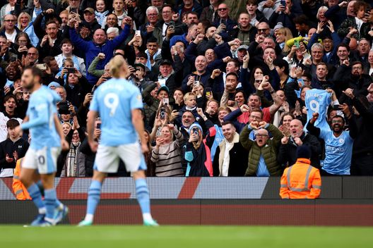 Manchester City, cori ignobili contro Bobby Charlton: il club banna due minorenni e li denuncia- immagine 3
