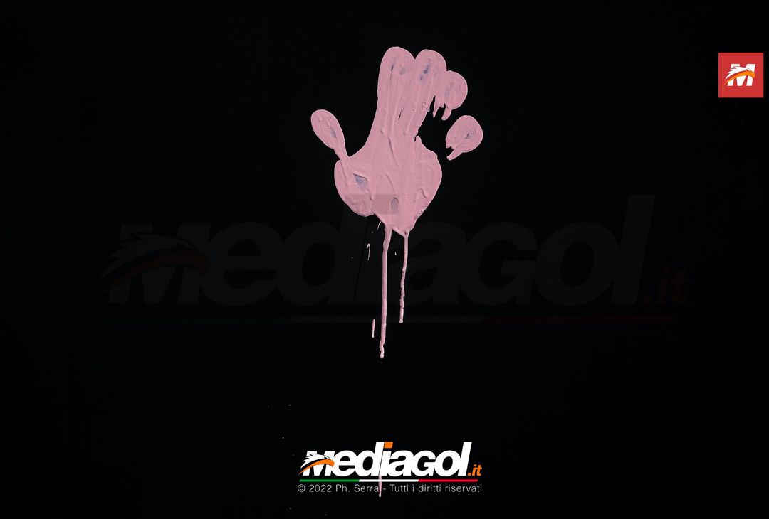 FOTO Palermo, le impronte rosa sul murales del ‘Renzo Barbera’ (Gallery) - immagine 14