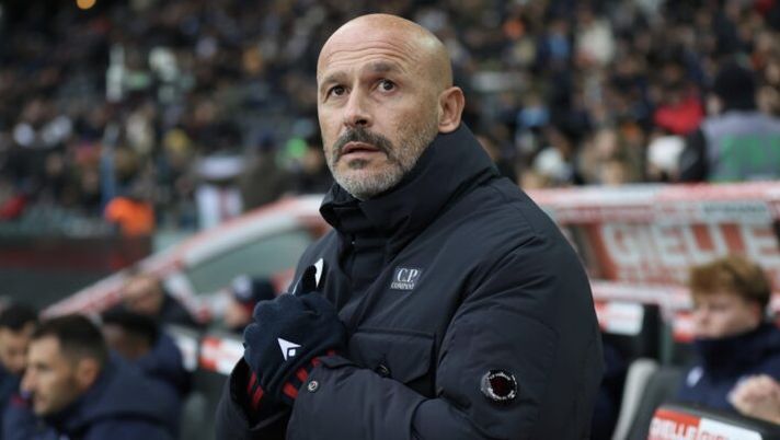 UDINE, ITALY - NOVEMBER 22: Vincenzo Italiano, manager of Bologna, looks on during the Serie A match between Udinese Calcio and Bologna FC 1909 at Stadio Friuli on November 22, 2025 in Udine, Italy. (Photo by Timothy Rogers/Getty Images) Italiano: “Lucumì da valutare, non è al massimo! La maledizione ci ha sterminati, su Ferguson, Orsolini…” - immagine 1