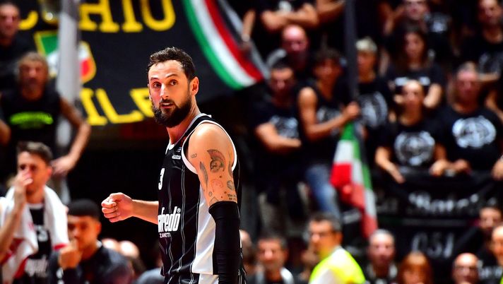 BOLOGNA, ITALY - OCTOBER 05: Marco Belinelli, #3 of Virtus Segafredo Bologna during the 2023-24 Turkish Airlines EuroLeague Regular Season Round 1 game between Virtus Segafredo Bologna and Zalgiris Kaunas at PalaDozza on October 05, 2023 in Bologna, Italy. (Photo by Luca Sgamellotti/Euroleague Basketball via Getty Images) La Virtus a caccia della seconda vittoria di fila contro l’Alba Berlino - immagine 1