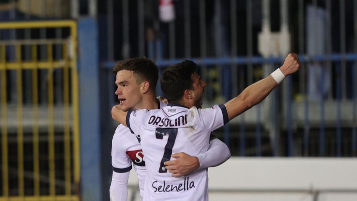 EMPOLI, ITALY - APRIL 1: Thijs Dallinga of Bologna FC 1909 celebrates after scoring a goal with Riccardo Orsolini of Bologna FC 1909 during the Coppa Italia Semi Final match between Empoli FC and FC Bologna at Stadio Carlo Castellani on April 1, 2025 in Empoli, Italy. (Photo by Gabriele Maltinti/Getty Images) Coppa Italia, Empoli-Bologna 0-3: Italiano domina e vede la finale all’Olimpico - immagine 1
