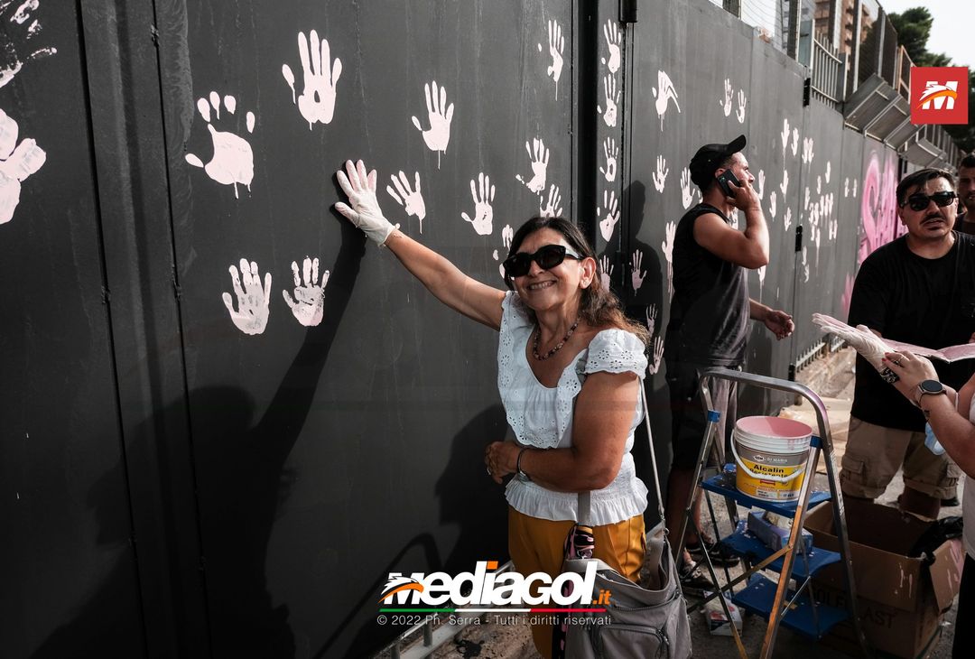 FOTO Palermo, le impronte rosa sul murales del ‘Renzo Barbera’ (Gallery) - immagine 45