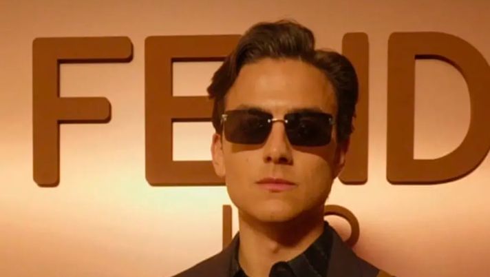 Dybala in versione modello a Milano: gli scatti per la Winter/Fall di Fendi Dybala in versione modello a Milano: gli scatti per la Winter/Fall di Fendi - immagine 1